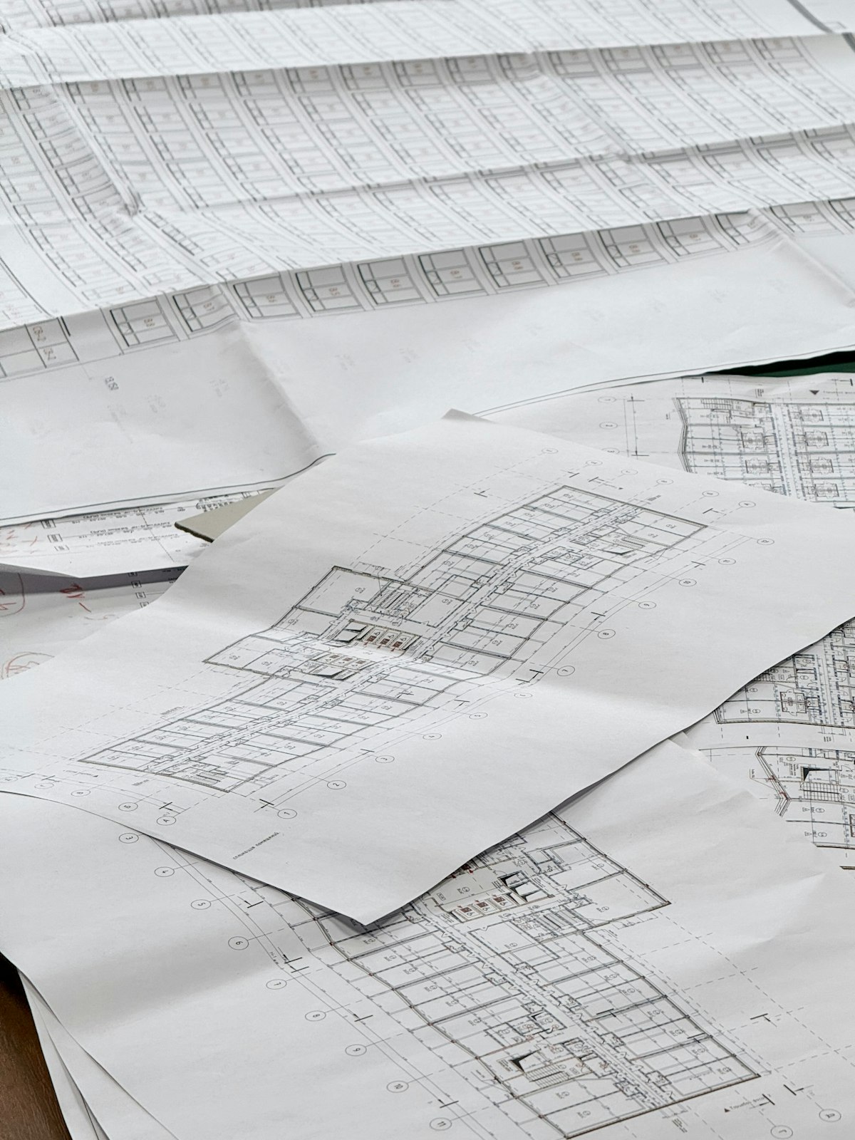 Plans d'exécution architecturaux étalés sur une table de travail