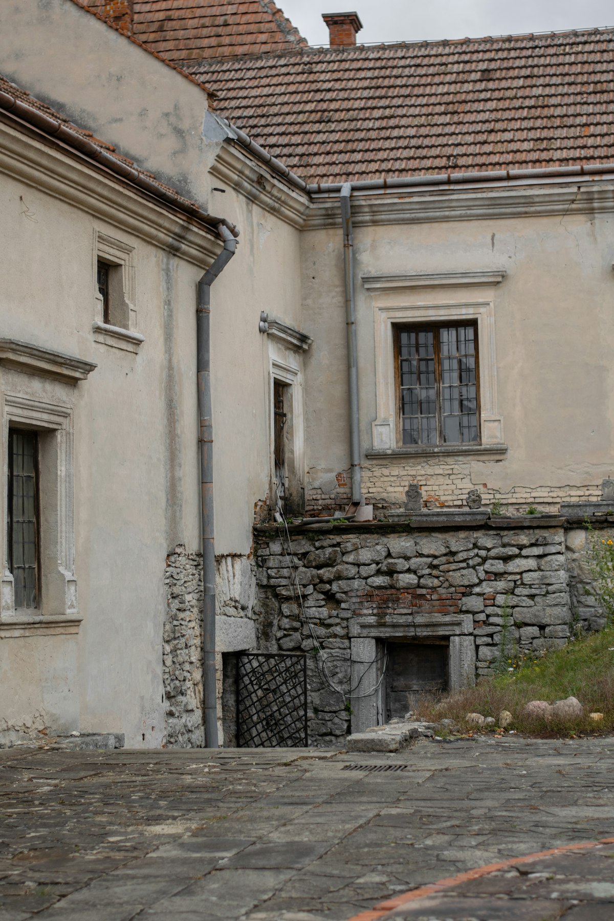 Bâtisse ancienne en pierre aux murs patinés