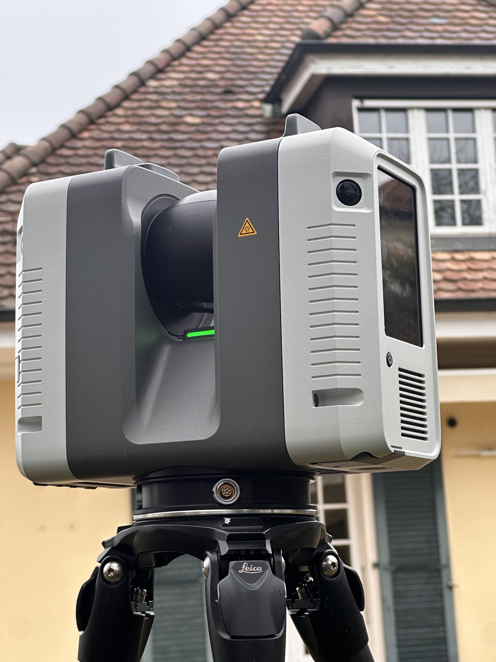 Scanner laser sur trépied devant la façade de la villa à Anières