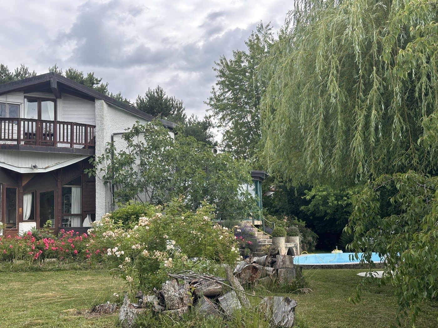 Maison d'architecte et jardin arboré de la propriété à Bussy-Chardonney