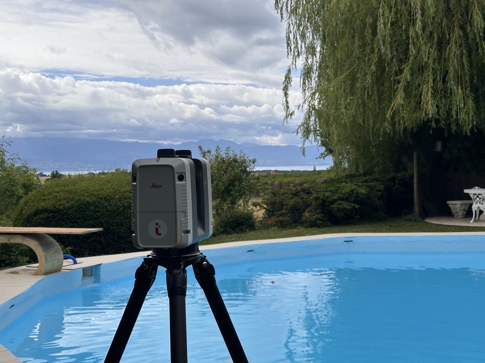Scanner laser en station au bord de la piscine de la propriété