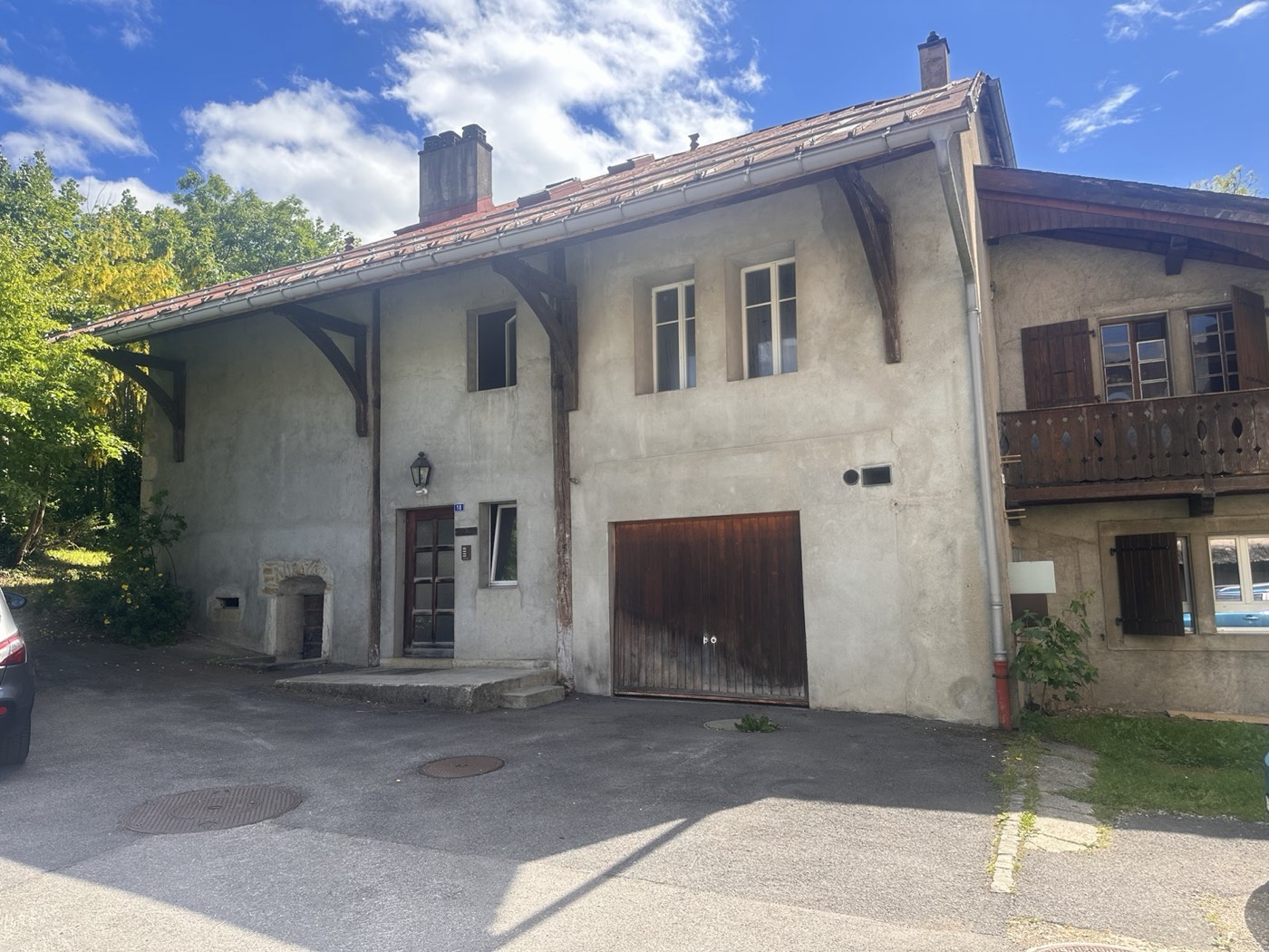 Entrée et garage de l'immeuble côté rue