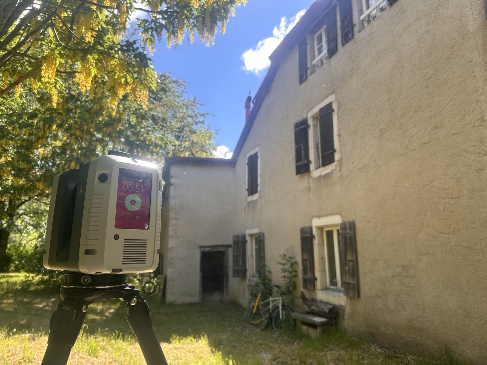 Scanner laser devant la façade de l'immeuble à Saint-Cergue