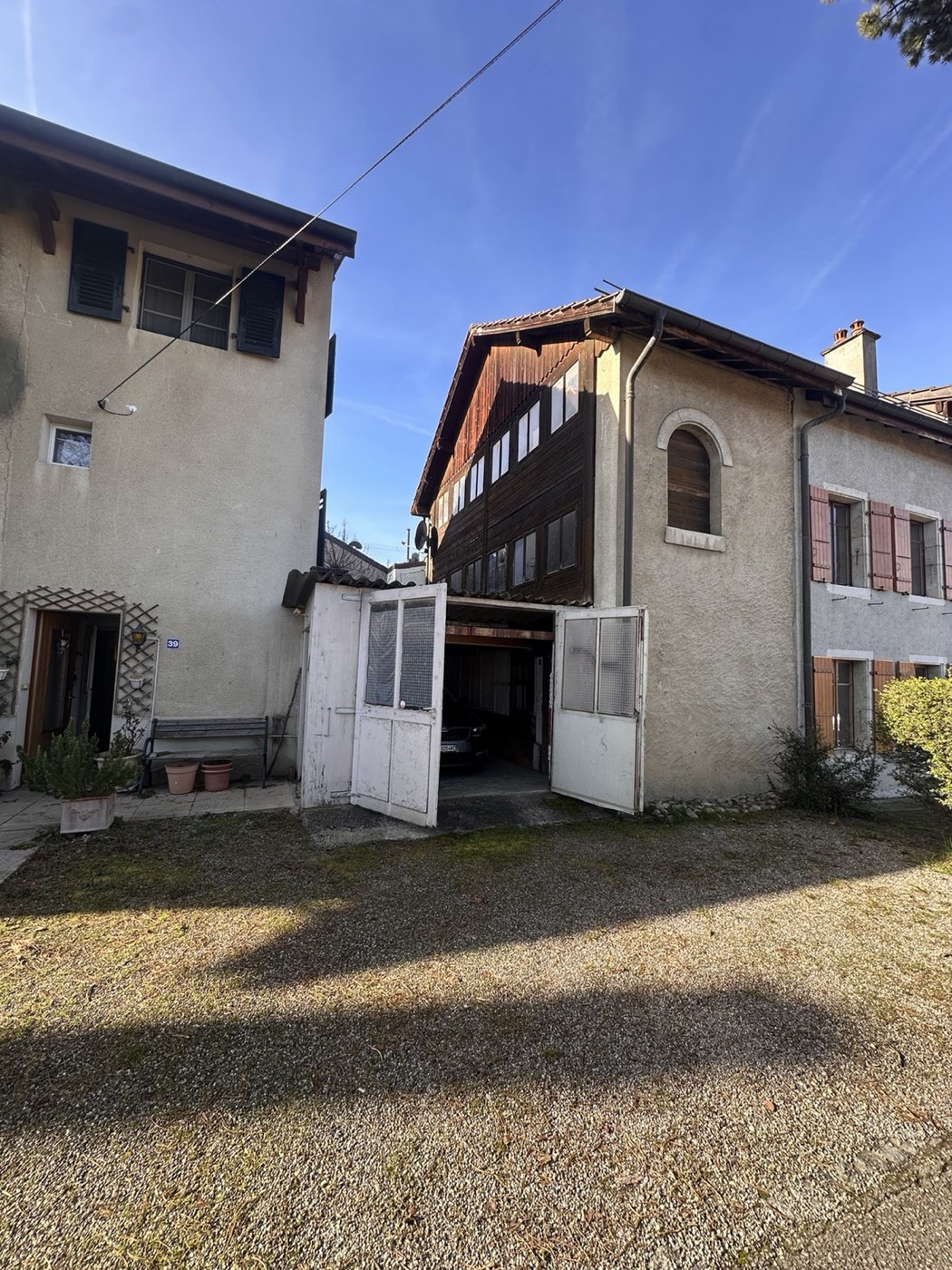 Cour intérieure et portail de l'habitation