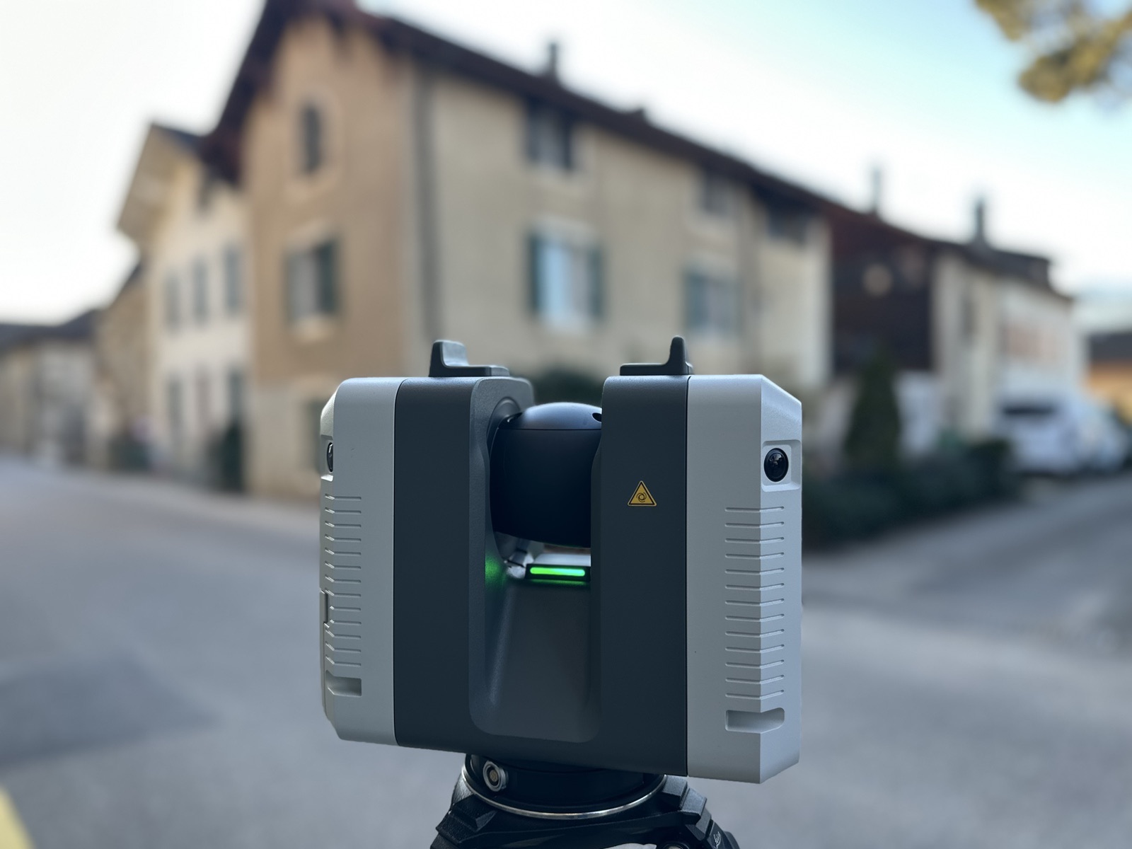 Scanner laser en station dans la rue du village de Choully