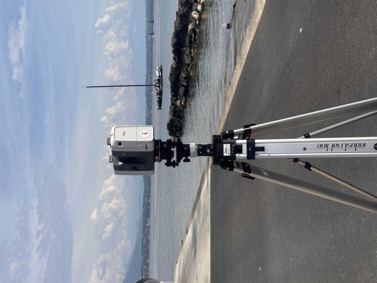 Scanner laser Leica RTC360 sur trépied au bord du lac Léman