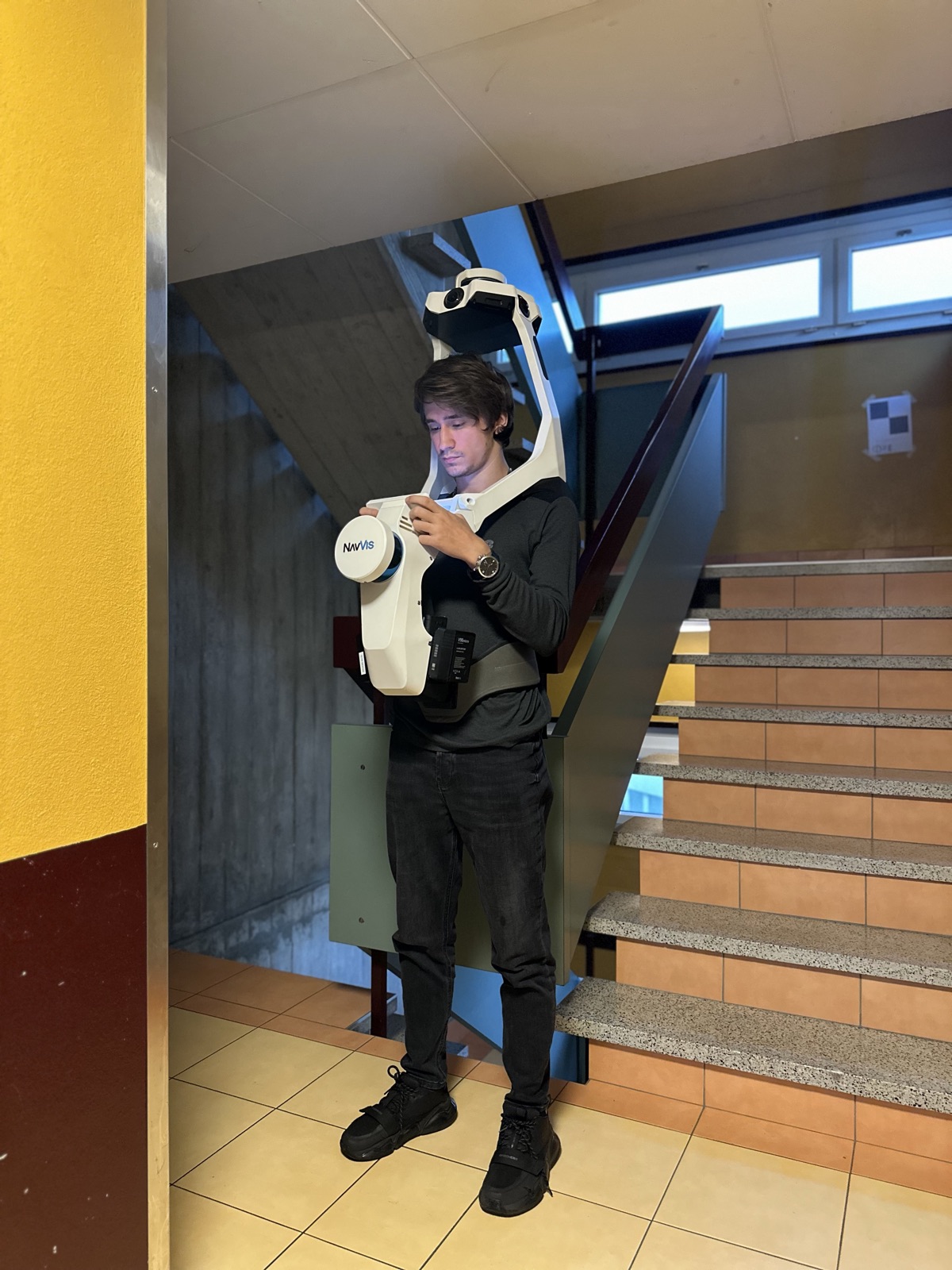 Opérateur avec scanner mobile dans une cage d'escalier