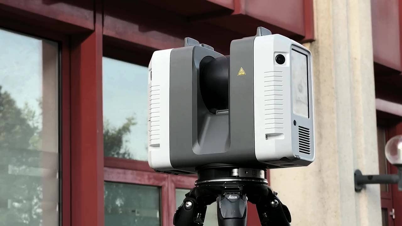 Laserscanner auf Stativ am Fuss der Fassade eines Gebäudes, in Position für die Aussenaufnahme