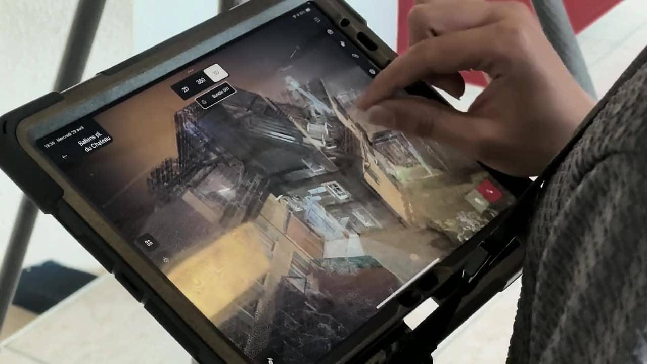 Punktwolke eines Gebäudes auf einem Tablet, mit der Fassade und den gemessenen Innenvolumen